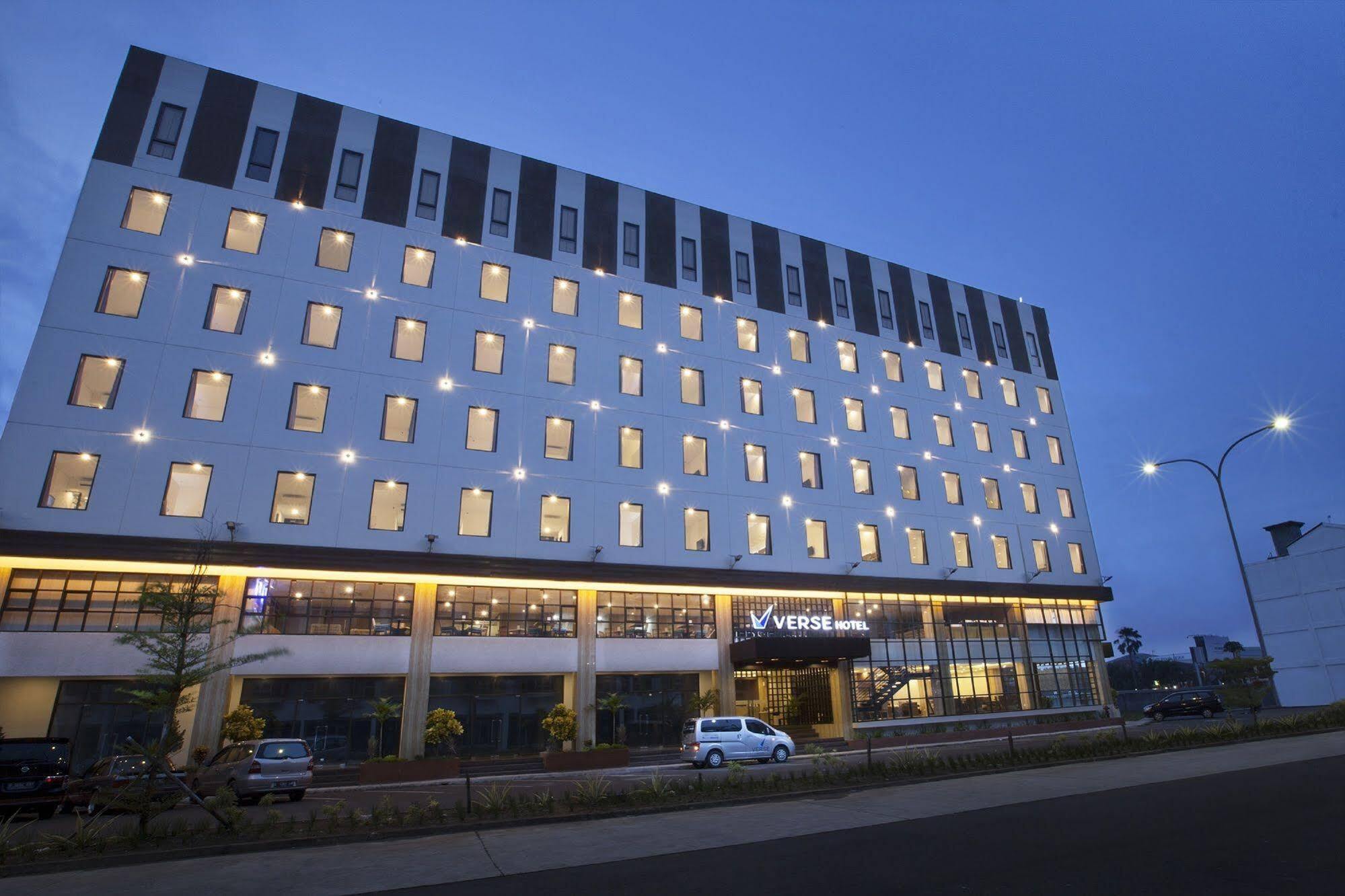 Verse Hotel Cirebon Exterior foto