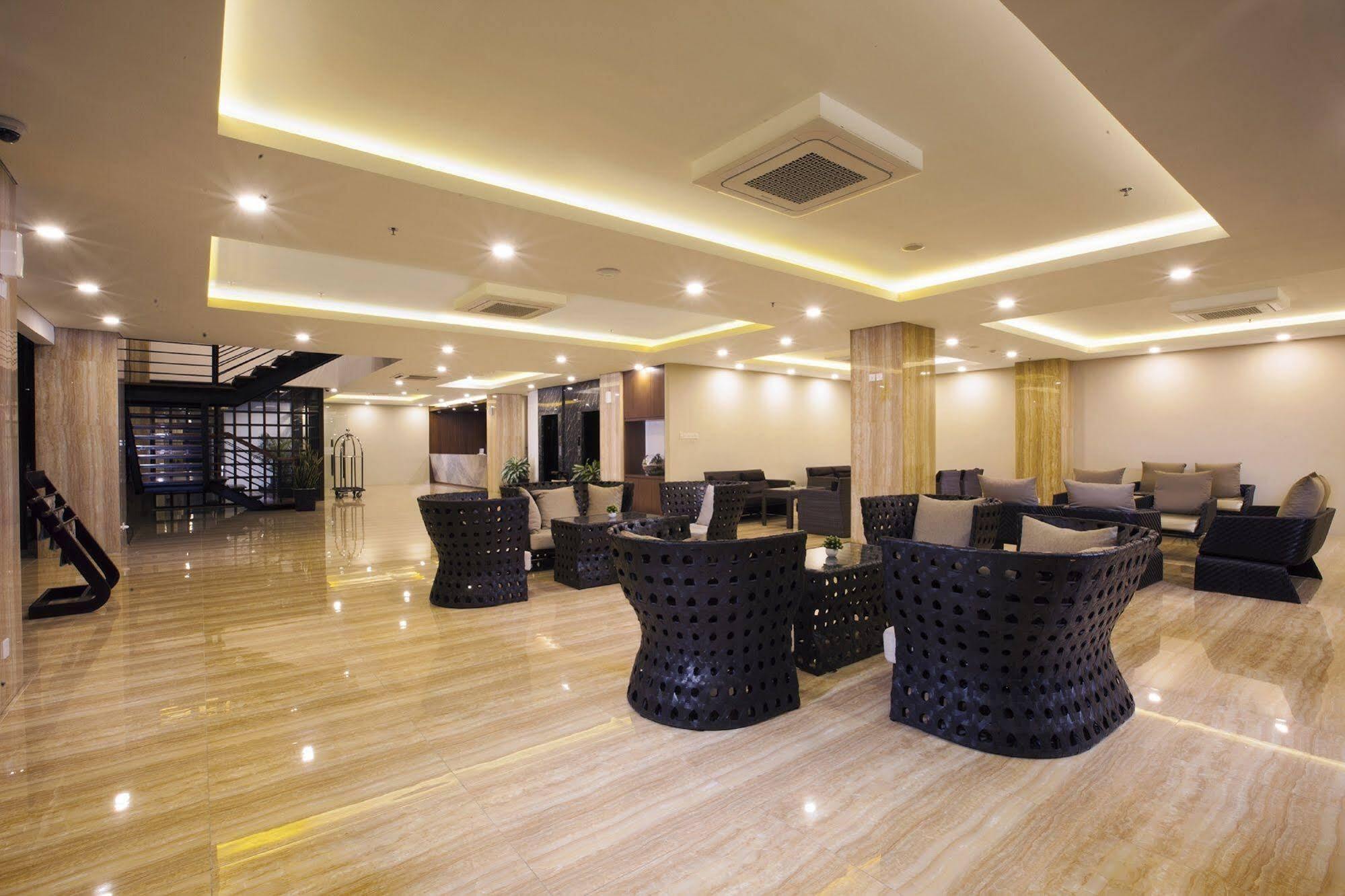 Verse Hotel Cirebon Exterior foto