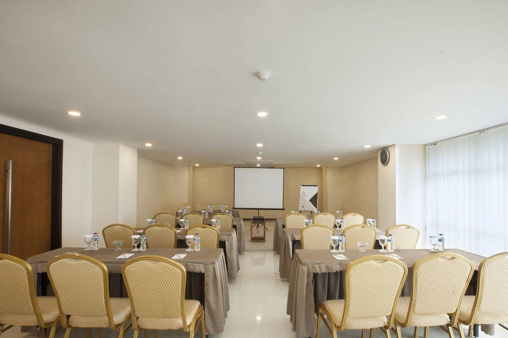 Verse Hotel Cirebon Exterior foto